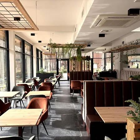 Utopia Village - Art & Nature מונס