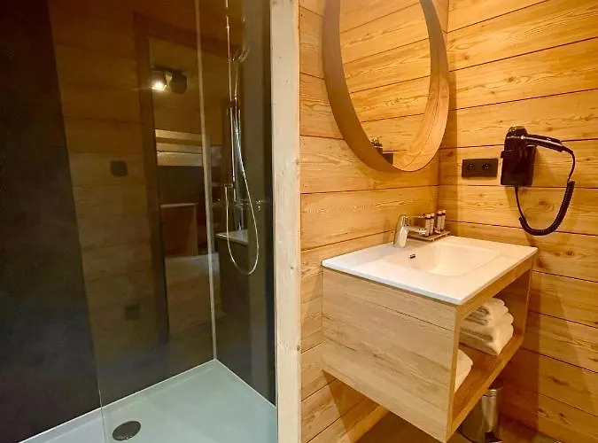 אכסניה Utopia Village - Art & Nature מונס