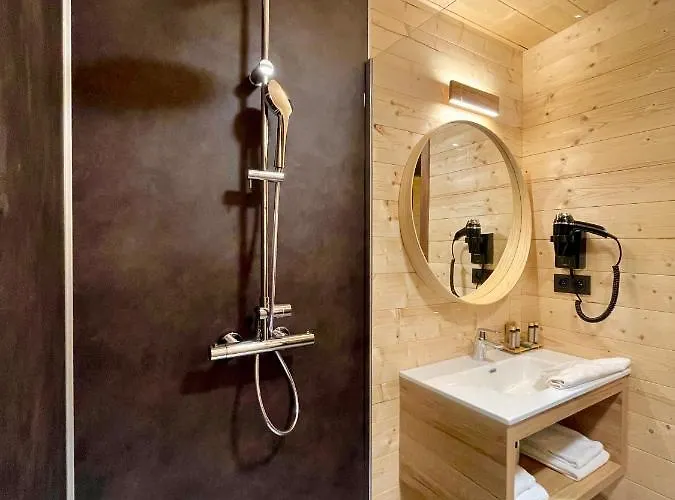 Utopia Village - Art & Nature מונס