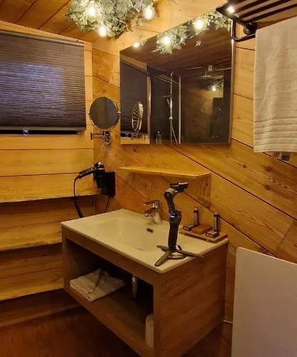 אכסניה Utopia Village - Art & Nature מונס