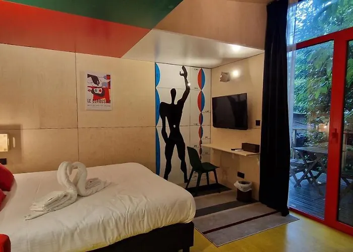 Utopia Village - Art & Nature * מונס
