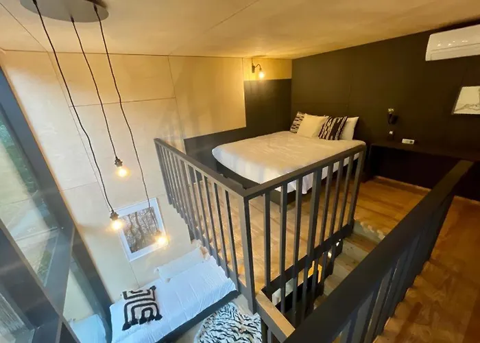 Utopia Village - Art & Nature מונס