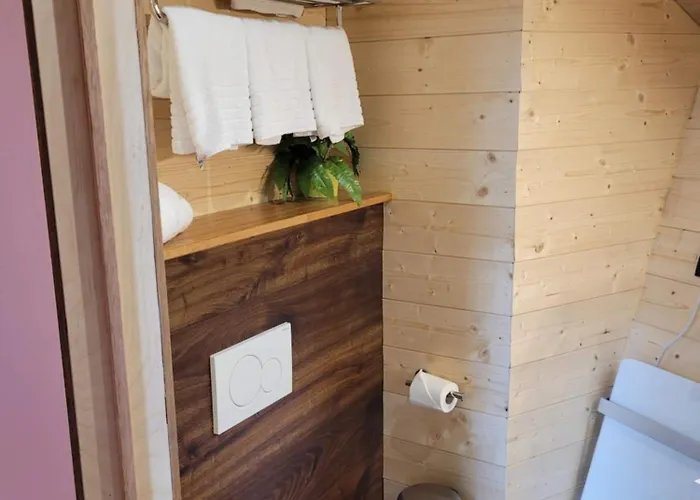 Utopia Village - Art & Nature מונס