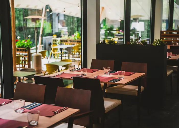 אכסניה Utopia Village - Art & Nature מונס