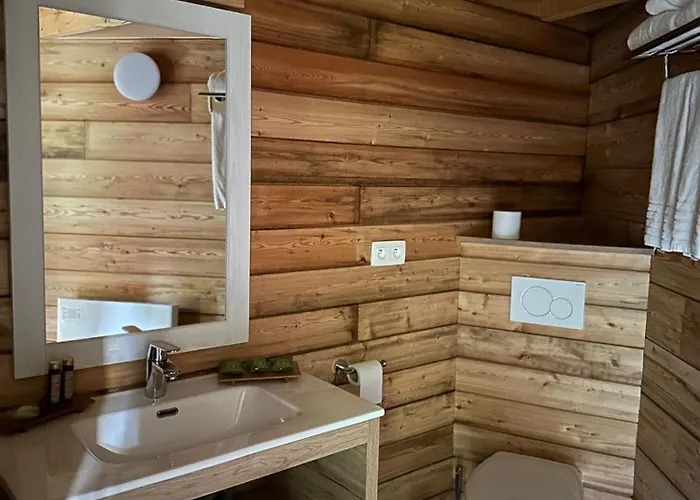 Utopia Village - Art & Nature מונס