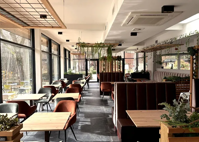 Utopia Village - Art & Nature מונס